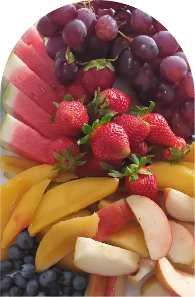 Obstplatte mit Blaubeeren, Erdbeeren, Melone, Weintrauben, Mango und Äpfeln