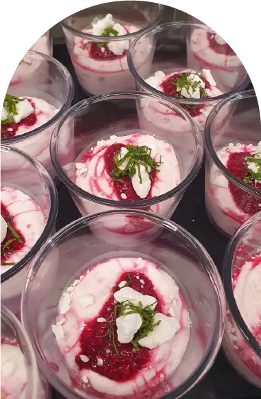 La Fine Bouche Dessert mit Joghurt und Beeren im Gläschen